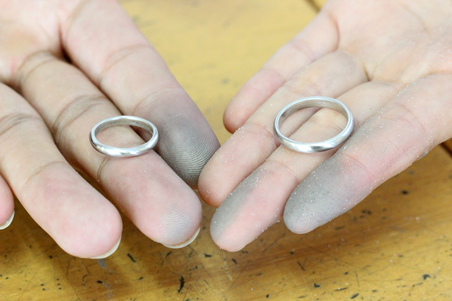 柔らかな印象の甲丸槌目模様の手作り結婚指輪 | ついぶ東京工房ついぶ 